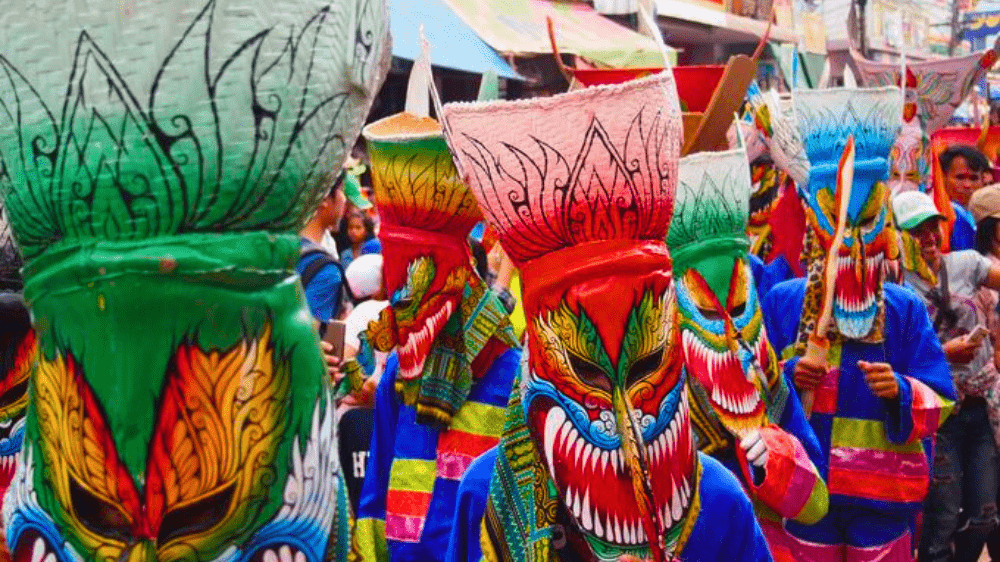 カラフルな仮面と躍動する音楽！タイの奇祭ピーターコーン祭りの魅力と